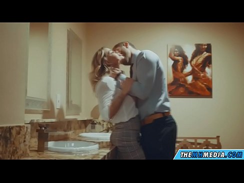 ❤️ Ko vas prsata blondinka zapelje na javnem stranišču Super seks na sl.trysex.ru ❤